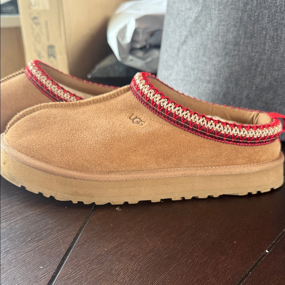 UGG Tazz Slippers with Red and White Embroidery - Picture 6 of 6